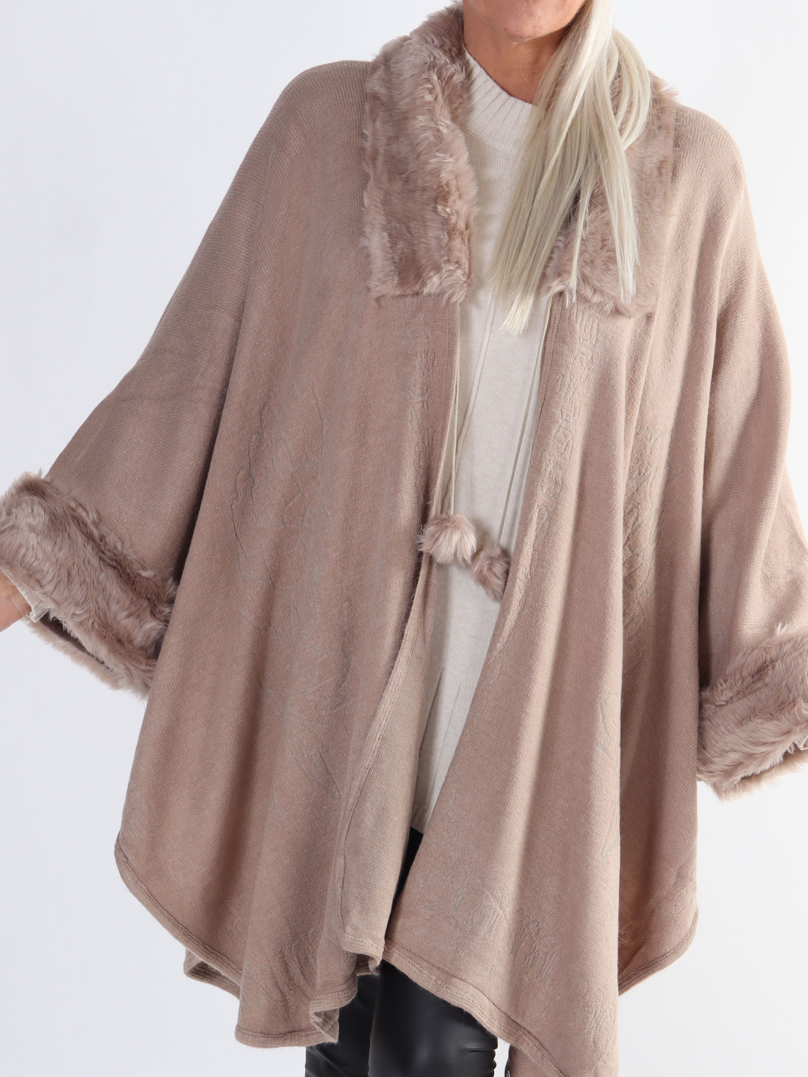 Manon - Plus size poncho med faux fur kant